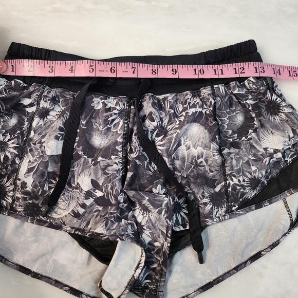 LULULEMON Hotty Hot  Floral Black and Gray Women's  Shorts - Picture 6 of 9